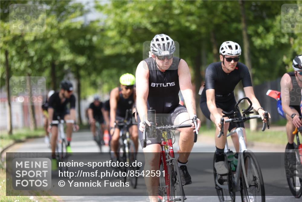 10.08.2025 - GEWOBA Citytriathlon Bremen Yannick Fuchs http://msf.ph/oto/8542591 10.08.2025 12:48:41 Radfahren 564, 616, 621, 627, 630, 655, 657, 687, 717, 793, 839, 857, 876, 897, 932, 1026 meine-sportfotos.de