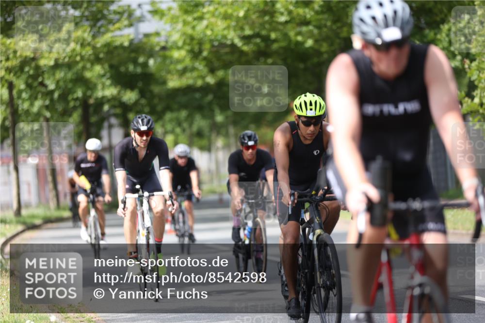 10.08.2025 - GEWOBA Citytriathlon Bremen Yannick Fuchs http://msf.ph/oto/8542598 10.08.2025 12:48:42 Radfahren 564, 578, 616, 621, 627, 630, 655, 657, 687, 717, 793, 839, 857, 876, 897, 932, 1026 meine-sportfotos.de