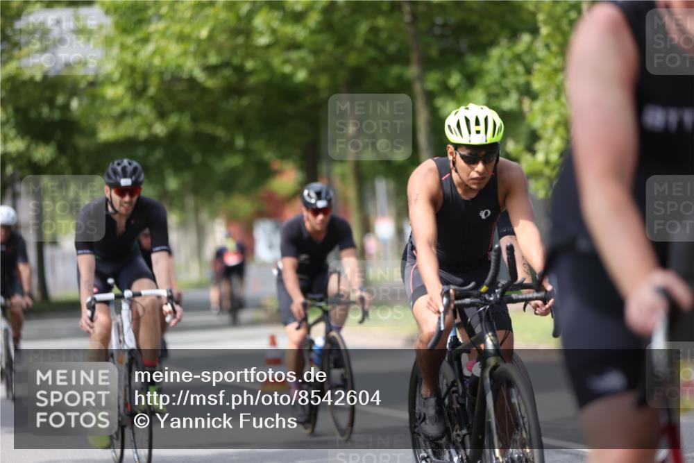 10.08.2025 - GEWOBA Citytriathlon Bremen Yannick Fuchs http://msf.ph/oto/8542604 10.08.2025 12:48:42 Radfahren 564, 578, 616, 621, 627, 630, 655, 657, 687, 717, 793, 839, 857, 876, 897, 932, 1026 meine-sportfotos.de