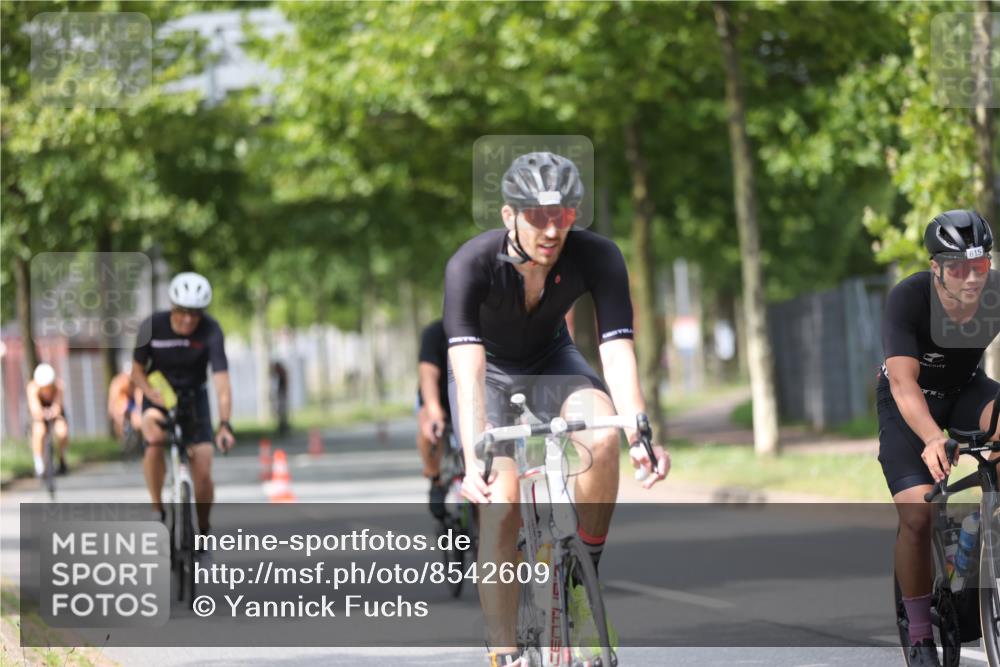 10.08.2025 - GEWOBA Citytriathlon Bremen Yannick Fuchs http://msf.ph/oto/8542609 10.08.2025 12:48:43 Radfahren 564, 578, 616, 621, 627, 630, 655, 657, 687, 717, 788, 793, 857, 876, 897, 932, 1026 meine-sportfotos.de