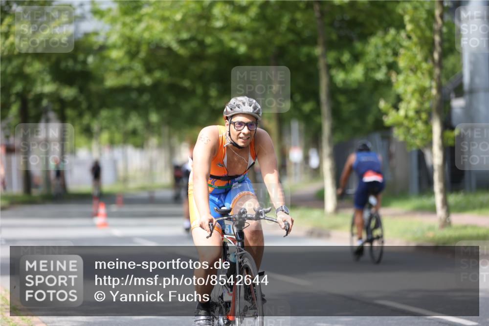 10.08.2025 - GEWOBA Citytriathlon Bremen Yannick Fuchs http://msf.ph/oto/8542644 10.08.2025 12:48:49 Radfahren 564, 578, 616, 621, 627, 630, 649, 655, 657, 687, 717, 788, 793, 857, 876, 897, 932, 1010, 1026 meine-sportfotos.de