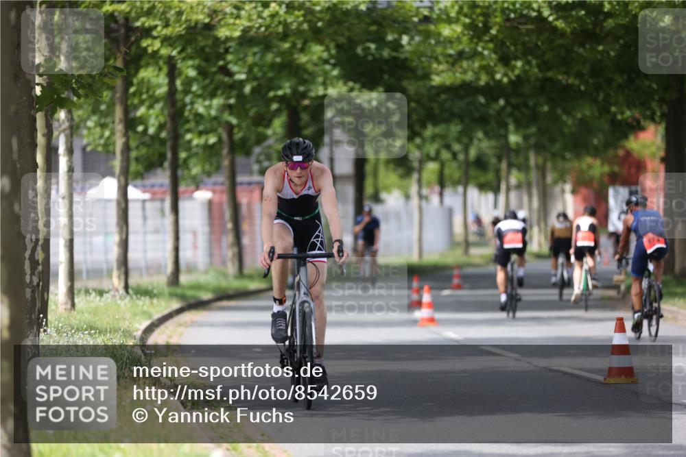 10.08.2025 - GEWOBA Citytriathlon Bremen Yannick Fuchs http://msf.ph/oto/8542659 10.08.2025 12:48:50 Radfahren 564, 578, 616, 621, 627, 630, 641, 649, 655, 657, 687, 717, 788, 793, 857, 876, 897, 932, 1010 meine-sportfotos.de