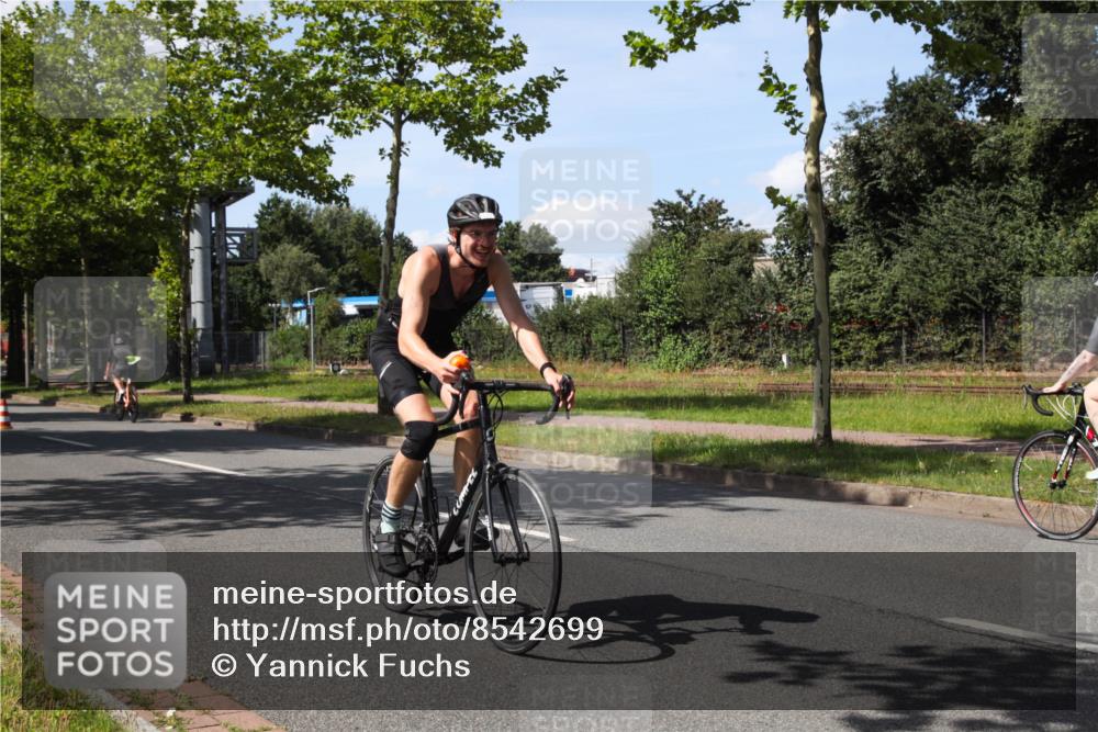 10.08.2025 - GEWOBA Citytriathlon Bremen Yannick Fuchs http://msf.ph/oto/8542699 10.08.2025 14:32:57 Radfahren 14, 15, 37, 82, 96, 118, 122, 243, 357, 387, 435, 501 meine-sportfotos.de