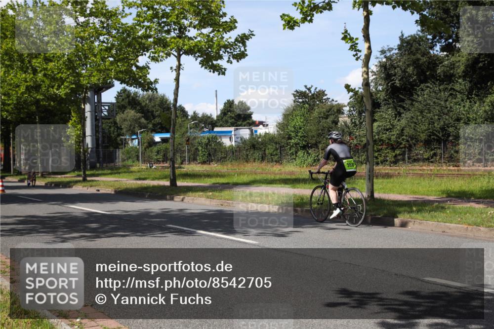 10.08.2025 - GEWOBA Citytriathlon Bremen Yannick Fuchs http://msf.ph/oto/8542705 10.08.2025 14:32:58 Radfahren 14, 15, 37, 82, 96, 118, 122, 243, 357, 387, 435, 473, 501 meine-sportfotos.de