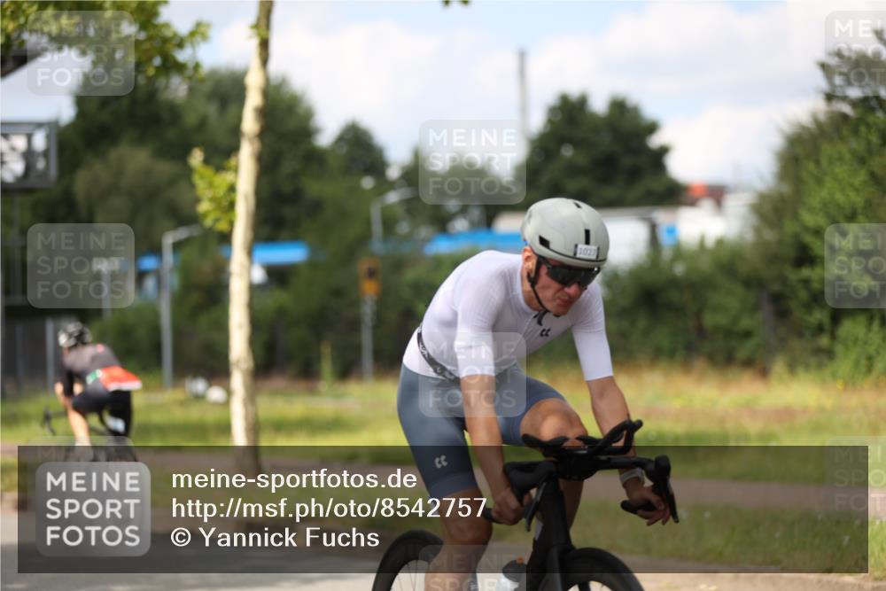 10.08.2025 - GEWOBA Citytriathlon Bremen Yannick Fuchs http://msf.ph/oto/8542757 10.08.2025 12:49:03 Radfahren 578, 621, 641, 649, 682, 788, 863, 950, 1010, 1027 meine-sportfotos.de