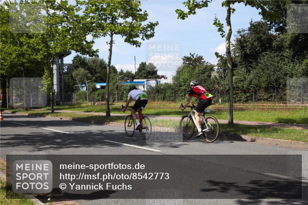 10.08.2025 - GEWOBA Citytriathlon Bremen Yannick Fuchs http://msf.ph/oto/8542773 10.08.2025 14:33:05 Radfahren 14, 37, 93, 122, 207, 357, 387, 473, 501 meine-sportfotos.de