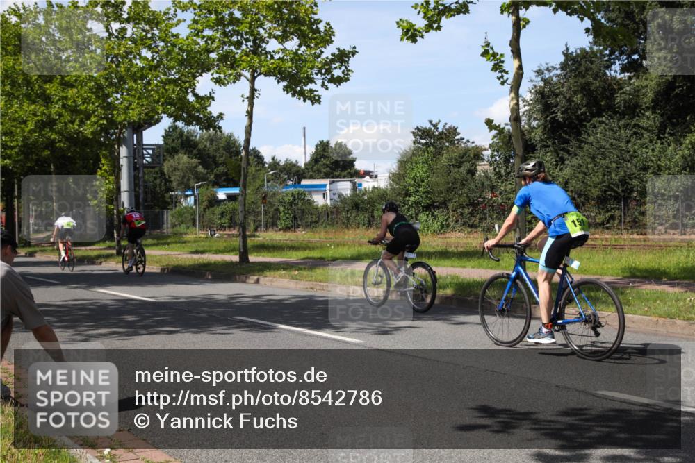 10.08.2025 - GEWOBA Citytriathlon Bremen Yannick Fuchs http://msf.ph/oto/8542786 10.08.2025 14:33:06 Radfahren 14, 37, 93, 122, 207, 357, 387, 473, 501 meine-sportfotos.de