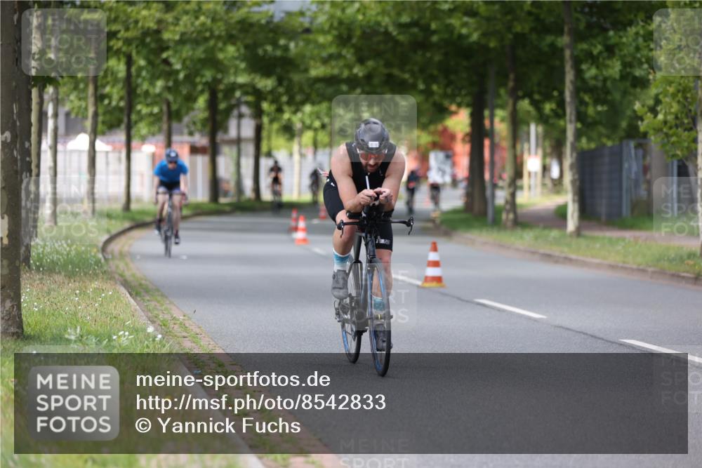 10.08.2025 - GEWOBA Citytriathlon Bremen Yannick Fuchs http://msf.ph/oto/8542833 10.08.2025 12:49:19 Radfahren 593, 702, 774, 806, 840, 888, 942, 950, 1027 meine-sportfotos.de