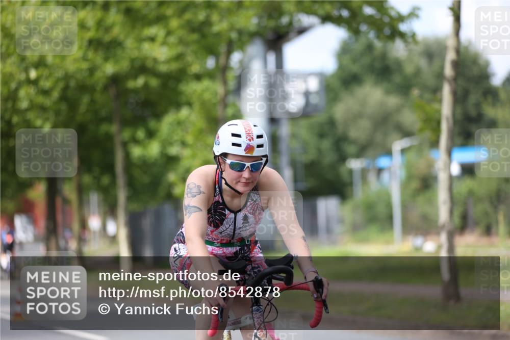 10.08.2025 - GEWOBA Citytriathlon Bremen Yannick Fuchs http://msf.ph/oto/8542878 10.08.2025 12:49:24 Radfahren 560, 593, 702, 774, 806, 840, 841, 888, 942 meine-sportfotos.de