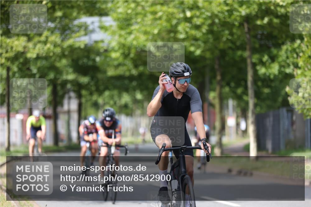10.08.2025 - GEWOBA Citytriathlon Bremen Yannick Fuchs http://msf.ph/oto/8542900 10.08.2025 12:49:27 Radfahren 560, 593, 702, 715, 774, 806, 840, 841, 873, 888, 942 meine-sportfotos.de
