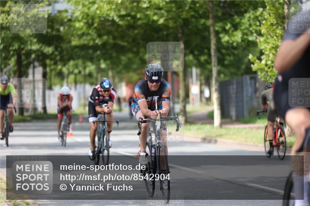 10.08.2025 - GEWOBA Citytriathlon Bremen Yannick Fuchs http://msf.ph/oto/8542904 10.08.2025 12:49:28 Radfahren 560, 593, 702, 715, 774, 806, 840, 841, 873, 888, 942 meine-sportfotos.de