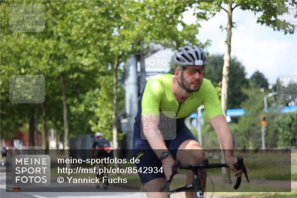 10.08.2025 - GEWOBA Citytriathlon Bremen Yannick Fuchs http://msf.ph/oto/8542934 10.08.2025 12:49:31 Radfahren 560, 593, 637, 702, 715, 774, 806, 840, 841, 873, 888, 922, 942 meine-sportfotos.de