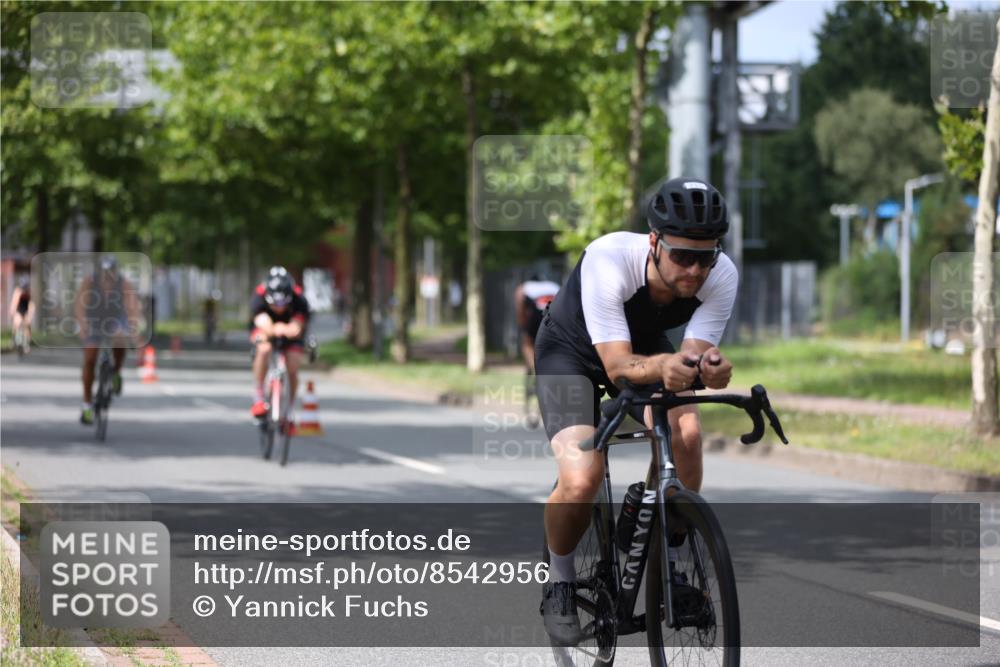 10.08.2025 - GEWOBA Citytriathlon Bremen Yannick Fuchs http://msf.ph/oto/8542956 10.08.2025 12:49:38 Radfahren 560, 637, 648, 666, 689, 702, 715, 774, 841, 856, 873, 888, 922 meine-sportfotos.de