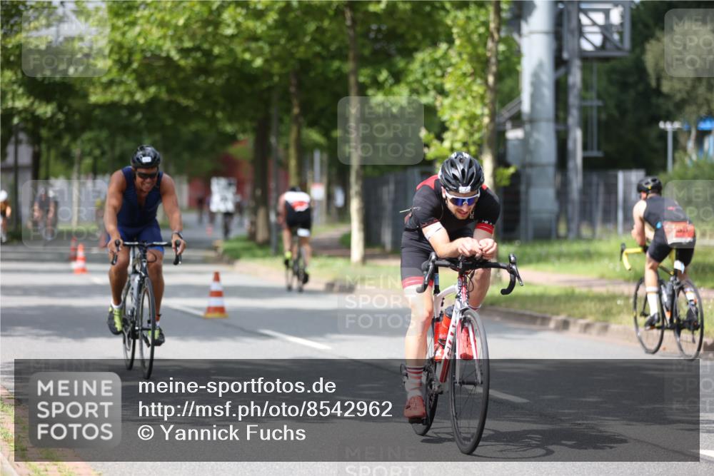 10.08.2025 - GEWOBA Citytriathlon Bremen Yannick Fuchs http://msf.ph/oto/8542962 10.08.2025 12:49:39 Radfahren 560, 637, 648, 666, 688, 689, 702, 715, 774, 841, 856, 873, 888, 922 meine-sportfotos.de