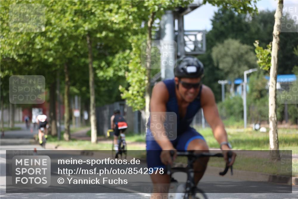 10.08.2025 - GEWOBA Citytriathlon Bremen Yannick Fuchs http://msf.ph/oto/8542978 10.08.2025 12:49:40 Radfahren 560, 637, 648, 666, 688, 689, 692, 702, 715, 774, 841, 856, 873, 888, 922 meine-sportfotos.de