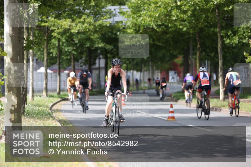 10.08.2025 - GEWOBA Citytriathlon Bremen Yannick Fuchs http://msf.ph/oto/8542982 10.08.2025 12:49:43 Radfahren 552, 560, 637, 648, 666, 688, 689, 692, 702, 715, 741, 841, 856, 873, 922 meine-sportfotos.de