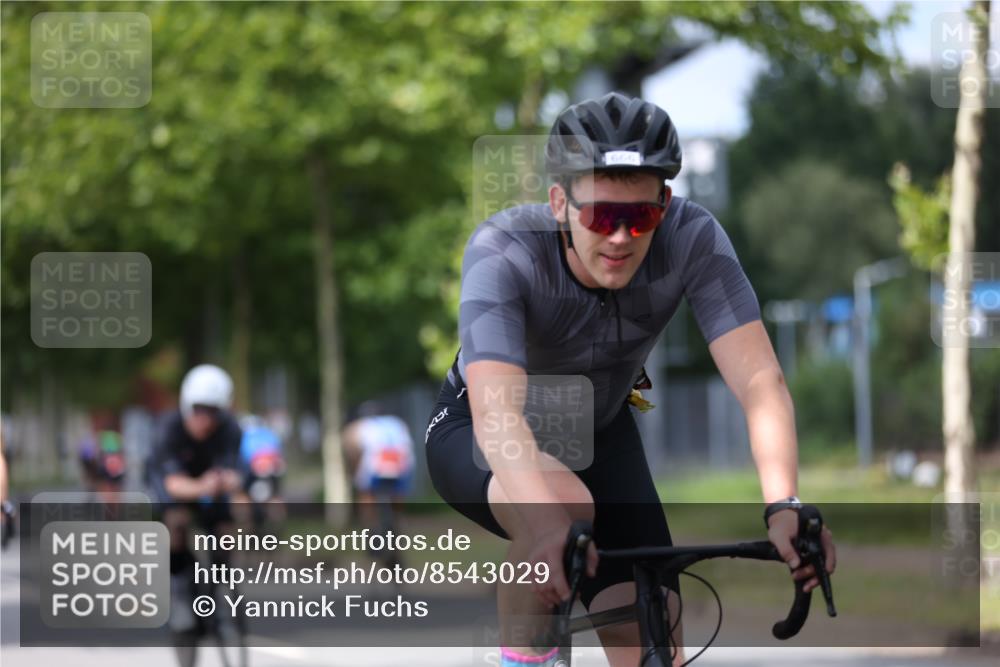 10.08.2025 - GEWOBA Citytriathlon Bremen Yannick Fuchs http://msf.ph/oto/8543029 10.08.2025 12:49:46 Radfahren 552, 637, 648, 666, 688, 689, 692, 715, 741, 856, 873, 922 meine-sportfotos.de