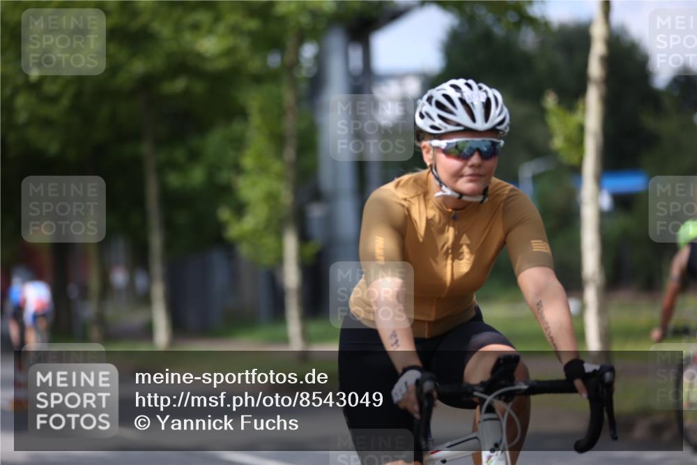 10.08.2025 - GEWOBA Citytriathlon Bremen Yannick Fuchs http://msf.ph/oto/8543049 10.08.2025 12:49:47 Radfahren 552, 637, 648, 666, 688, 689, 692, 715, 741, 856, 873, 922 meine-sportfotos.de