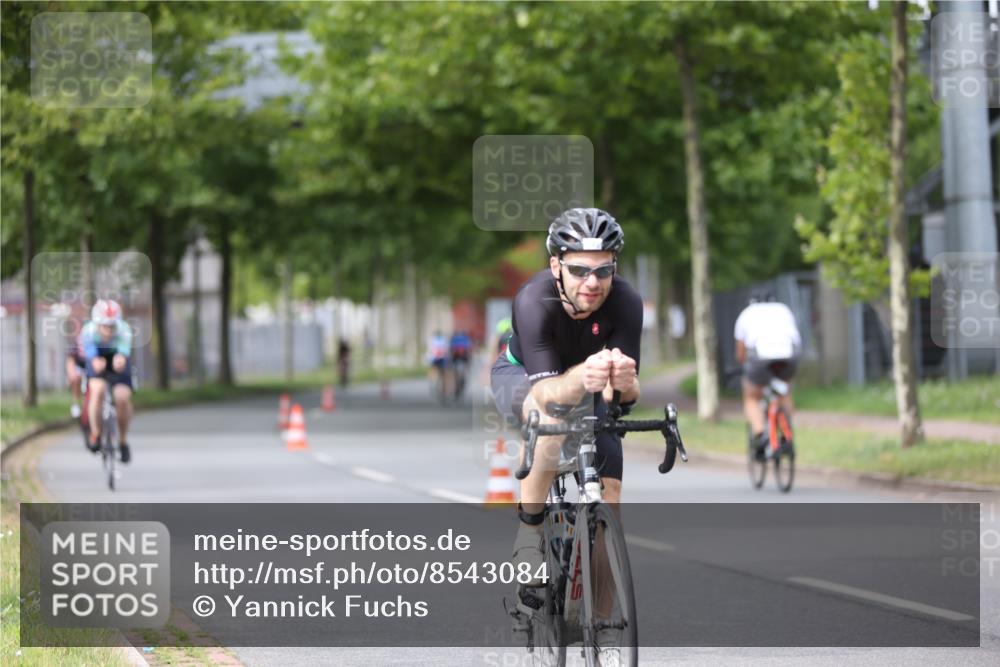 10.08.2025 - GEWOBA Citytriathlon Bremen Yannick Fuchs http://msf.ph/oto/8543084 10.08.2025 12:49:51 Radfahren 552, 637, 648, 666, 688, 689, 692, 715, 741, 856, 873, 922, 959 meine-sportfotos.de