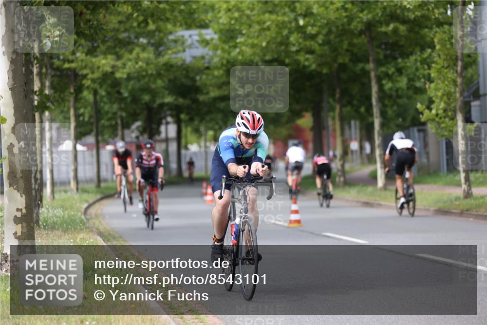 10.08.2025 - GEWOBA Citytriathlon Bremen Yannick Fuchs http://msf.ph/oto/8543101 10.08.2025 12:49:53 Radfahren 552, 637, 648, 666, 688, 689, 692, 722, 741, 838, 856, 922, 959 meine-sportfotos.de
