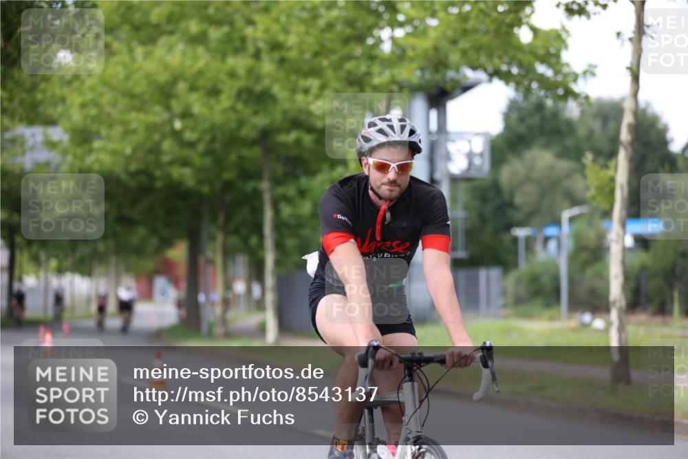10.08.2025 - GEWOBA Citytriathlon Bremen Yannick Fuchs http://msf.ph/oto/8543137 10.08.2025 12:49:56 Radfahren 552, 648, 666, 688, 689, 692, 722, 741, 838, 856, 935, 959 meine-sportfotos.de