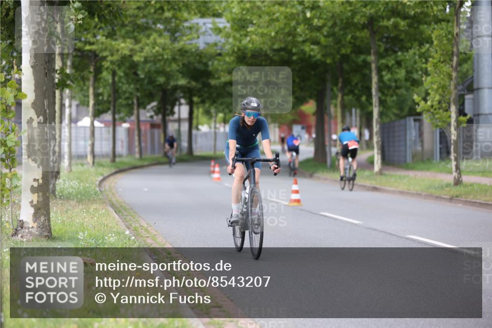 10.08.2025 - GEWOBA Citytriathlon Bremen Yannick Fuchs http://msf.ph/oto/8543207 10.08.2025 12:50:08 Radfahren 643, 722, 752, 838, 852, 935, 959 meine-sportfotos.de