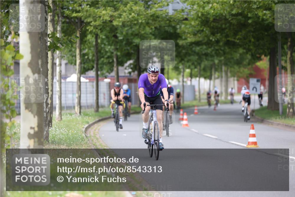10.08.2025 - GEWOBA Citytriathlon Bremen Yannick Fuchs http://msf.ph/oto/8543313 10.08.2025 12:50:30 Radfahren 553, 584, 626, 643, 735, 770, 820, 824, 836, 852, 859, 867, 914, 1016 meine-sportfotos.de