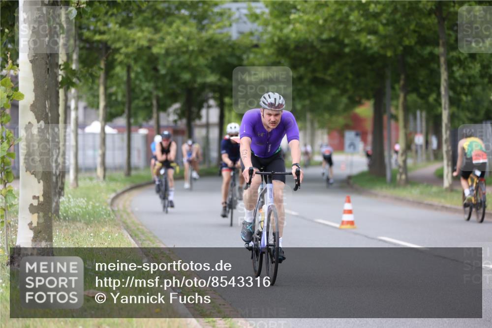 10.08.2025 - GEWOBA Citytriathlon Bremen Yannick Fuchs http://msf.ph/oto/8543316 10.08.2025 12:50:30 Radfahren 553, 584, 626, 643, 735, 770, 820, 824, 836, 852, 859, 867, 914, 1016 meine-sportfotos.de