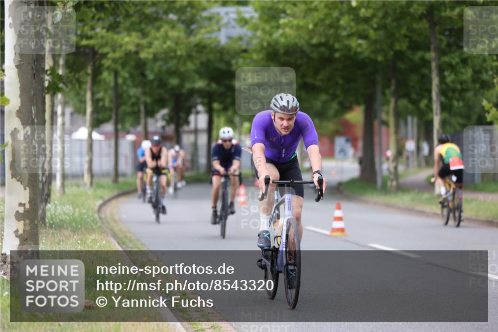 10.08.2025 - GEWOBA Citytriathlon Bremen Yannick Fuchs http://msf.ph/oto/8543320 10.08.2025 12:50:31 Radfahren 553, 584, 626, 643, 735, 770, 820, 824, 836, 859, 867, 914, 1016 meine-sportfotos.de