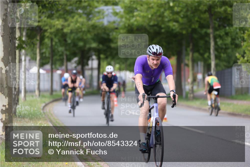 10.08.2025 - GEWOBA Citytriathlon Bremen Yannick Fuchs http://msf.ph/oto/8543324 10.08.2025 12:50:31 Radfahren 553, 584, 626, 643, 735, 770, 820, 824, 836, 859, 867, 914, 1016 meine-sportfotos.de