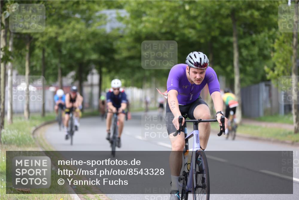 10.08.2025 - GEWOBA Citytriathlon Bremen Yannick Fuchs http://msf.ph/oto/8543328 10.08.2025 12:50:31 Radfahren 553, 584, 626, 643, 735, 770, 820, 824, 836, 859, 867, 914, 1016 meine-sportfotos.de