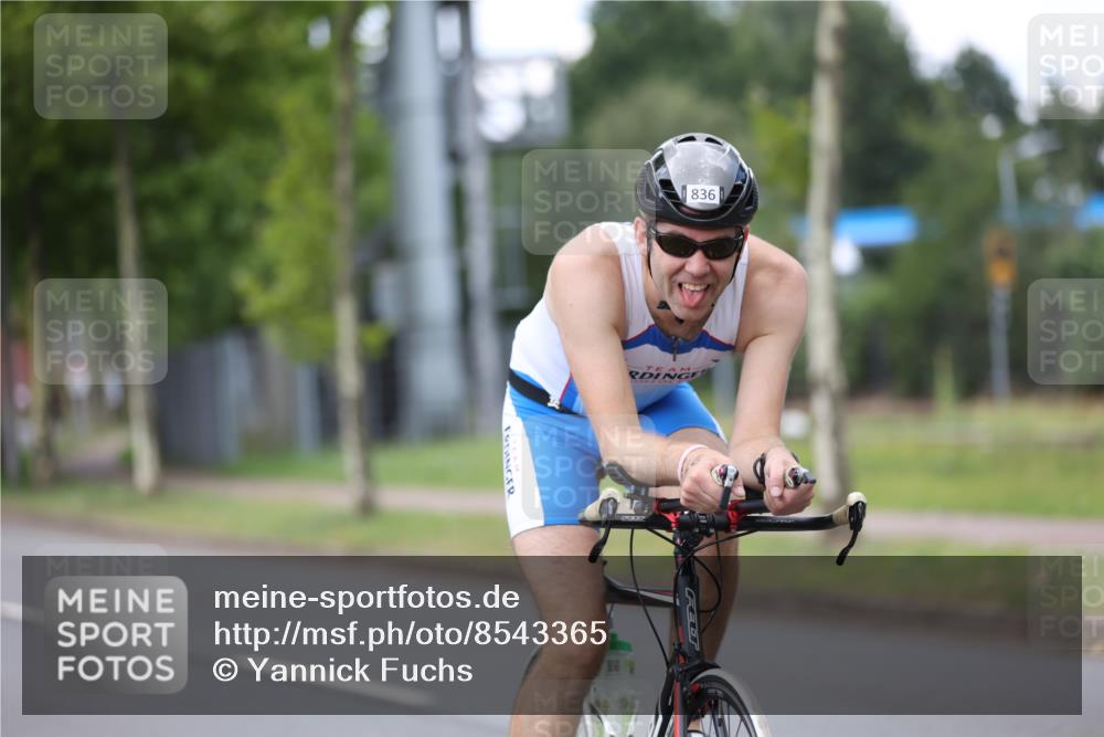10.08.2025 - GEWOBA Citytriathlon Bremen Yannick Fuchs http://msf.ph/oto/8543365 10.08.2025 12:50:35 Radfahren 553, 584, 626, 735, 770, 824, 836, 859, 867, 914, 1016 meine-sportfotos.de