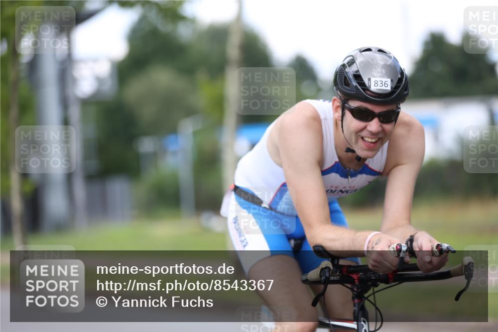 10.08.2025 - GEWOBA Citytriathlon Bremen Yannick Fuchs http://msf.ph/oto/8543367 10.08.2025 12:50:35 Radfahren 553, 584, 626, 735, 770, 824, 836, 859, 867, 914, 1016 meine-sportfotos.de