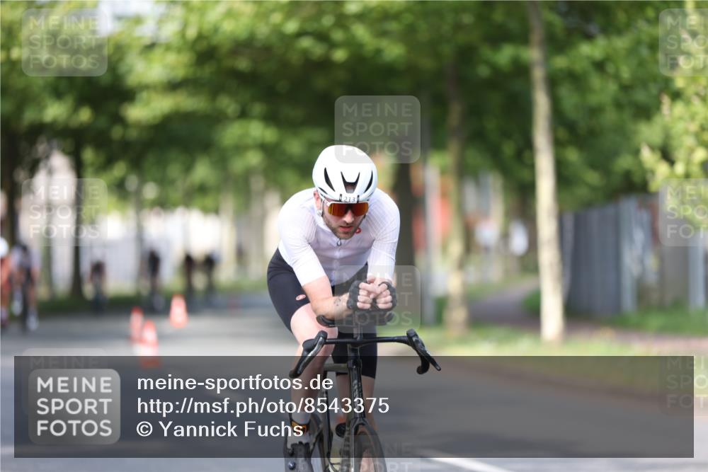 10.08.2025 - GEWOBA Citytriathlon Bremen Yannick Fuchs http://msf.ph/oto/8543375 10.08.2025 10:49:07 Radfahren 81, 105, 151, 213, 245, 420, 430 meine-sportfotos.de