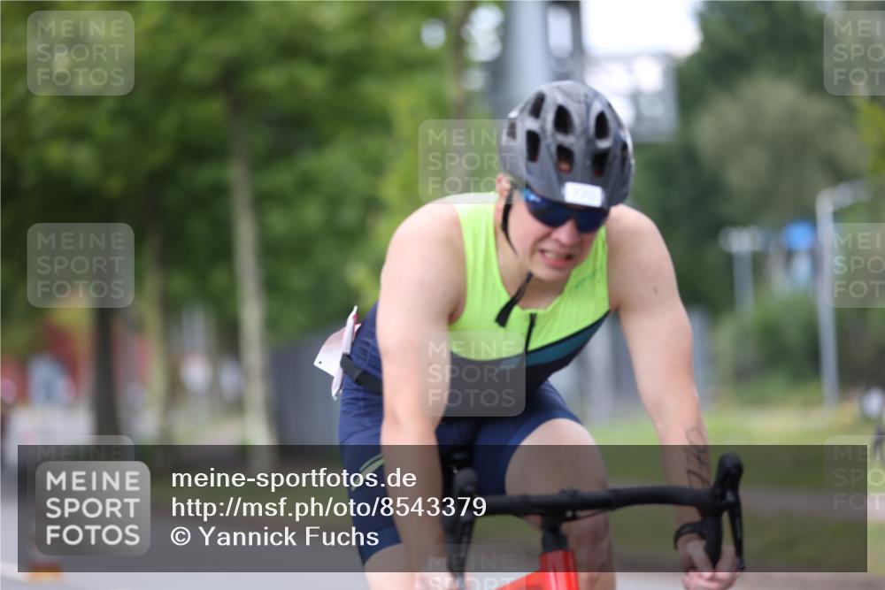 10.08.2025 - GEWOBA Citytriathlon Bremen Yannick Fuchs http://msf.ph/oto/8543379 10.08.2025 12:50:37 Radfahren 553, 584, 626, 735, 770, 824, 836, 859, 867, 914, 1016 meine-sportfotos.de
