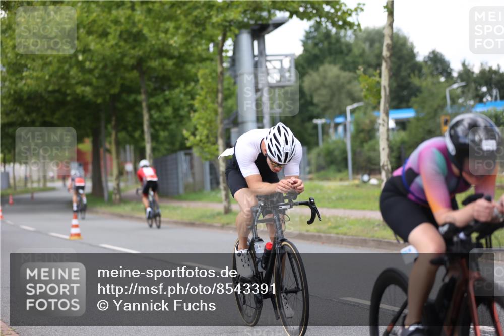 10.08.2025 - GEWOBA Citytriathlon Bremen Yannick Fuchs http://msf.ph/oto/8543391 10.08.2025 12:50:39 Radfahren 553, 584, 626, 735, 770, 824, 836, 859, 867, 914, 937, 1016 meine-sportfotos.de