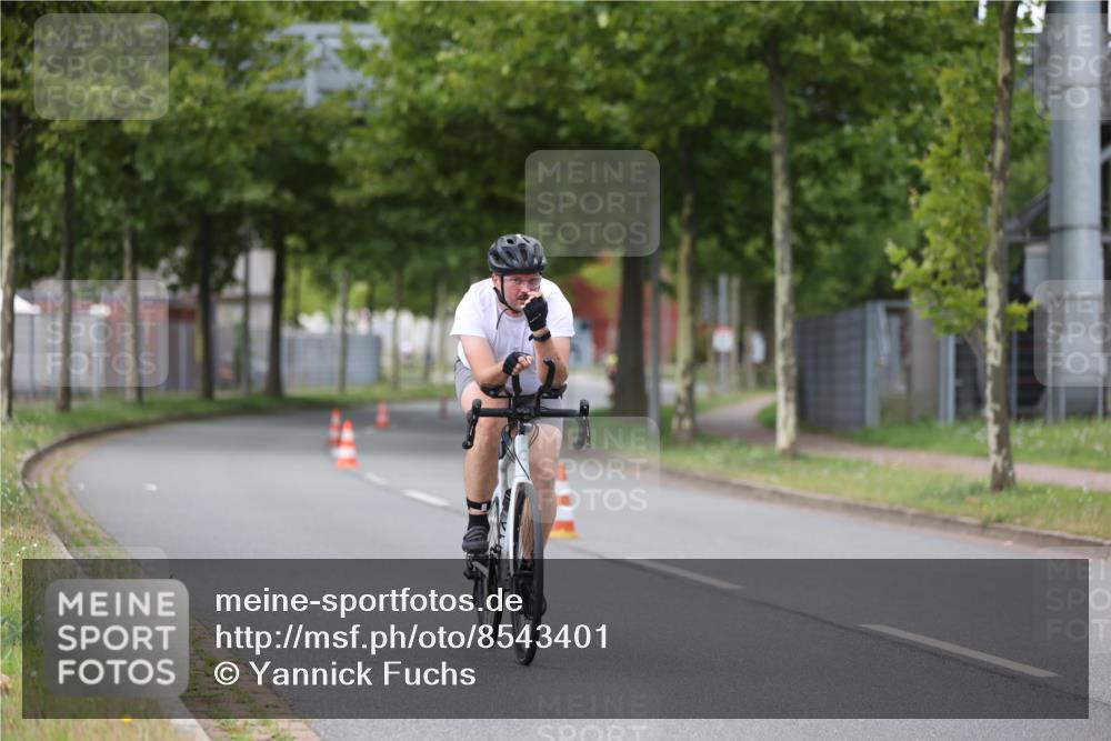 10.08.2025 - GEWOBA Citytriathlon Bremen Yannick Fuchs http://msf.ph/oto/8543401 10.08.2025 12:50:40 Radfahren 553, 584, 626, 735, 770, 824, 836, 859, 867, 914, 937, 1016 meine-sportfotos.de