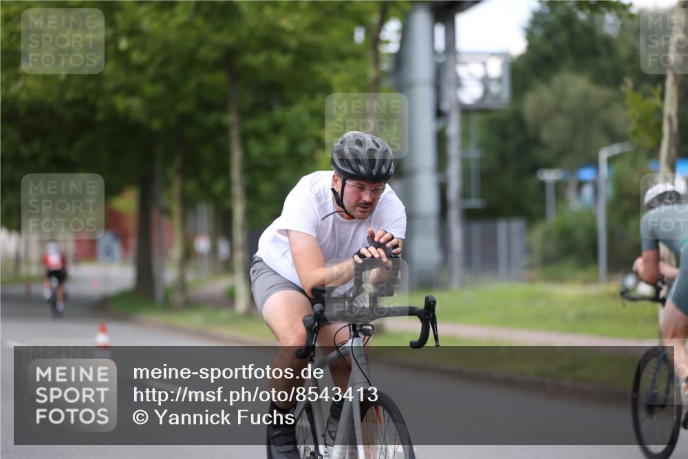 10.08.2025 - GEWOBA Citytriathlon Bremen Yannick Fuchs http://msf.ph/oto/8543413 10.08.2025 12:50:41 Radfahren 553, 584, 626, 735, 770, 824, 836, 859, 914, 937, 1016 meine-sportfotos.de