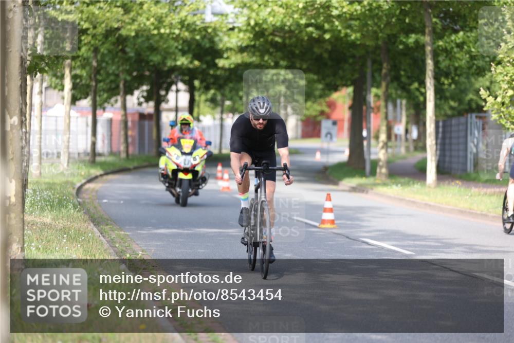 10.08.2025 - GEWOBA Citytriathlon Bremen Yannick Fuchs http://msf.ph/oto/8543454 10.08.2025 10:49:23 Radfahren 81, 105, 151, 245, 387, 405, 407, 420, 430 meine-sportfotos.de