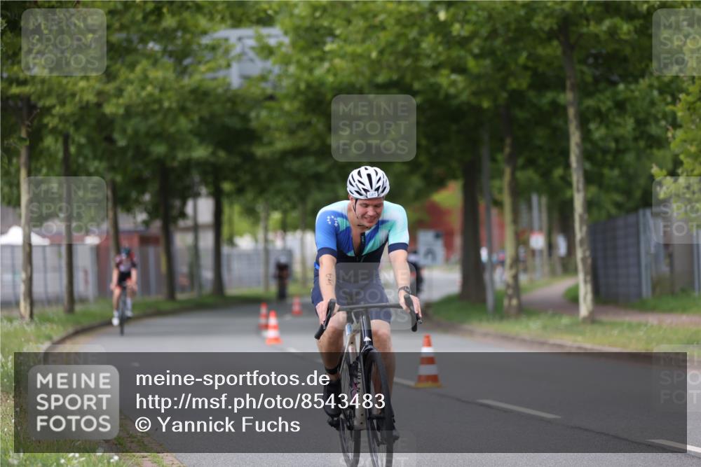 10.08.2025 - GEWOBA Citytriathlon Bremen Yannick Fuchs http://msf.ph/oto/8543483 10.08.2025 12:51:03 Radfahren 551, 681, 719, 768, 776, 894, 924, 937 meine-sportfotos.de