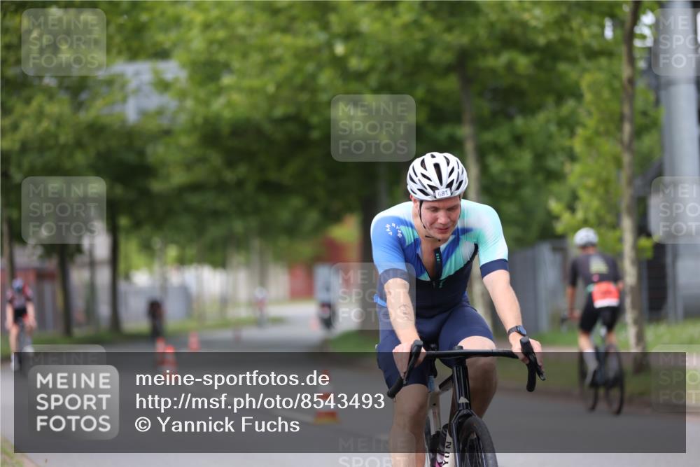 10.08.2025 - GEWOBA Citytriathlon Bremen Yannick Fuchs http://msf.ph/oto/8543493 10.08.2025 12:51:03 Radfahren 551, 681, 719, 768, 776, 894, 924, 937 meine-sportfotos.de