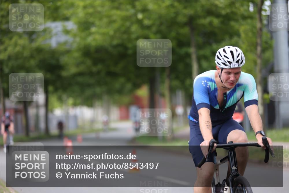 10.08.2025 - GEWOBA Citytriathlon Bremen Yannick Fuchs http://msf.ph/oto/8543497 10.08.2025 12:51:03 Radfahren 551, 681, 719, 768, 776, 894, 924, 937 meine-sportfotos.de