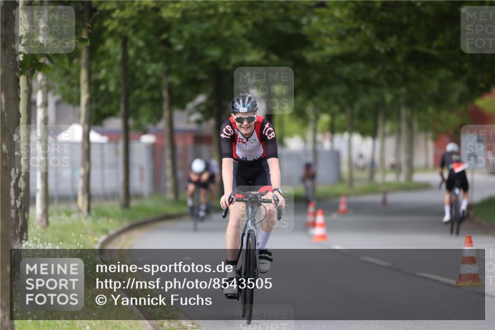 10.08.2025 - GEWOBA Citytriathlon Bremen Yannick Fuchs http://msf.ph/oto/8543505 10.08.2025 12:51:06 Radfahren 551, 681, 719, 768, 776, 894, 924 meine-sportfotos.de