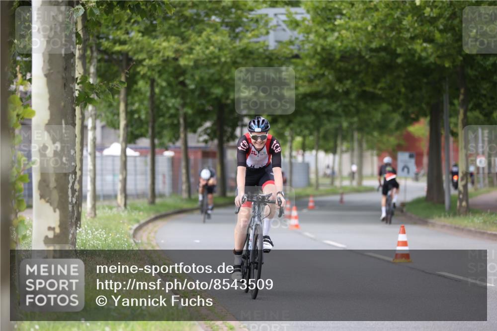 10.08.2025 - GEWOBA Citytriathlon Bremen Yannick Fuchs http://msf.ph/oto/8543509 10.08.2025 12:51:06 Radfahren 551, 681, 719, 768, 776, 894, 924 meine-sportfotos.de