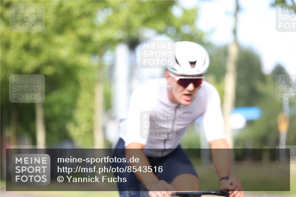10.08.2025 - GEWOBA Citytriathlon Bremen Yannick Fuchs http://msf.ph/oto/8543516 10.08.2025 10:49:54 Radfahren 147, 408, 432, 441 meine-sportfotos.de