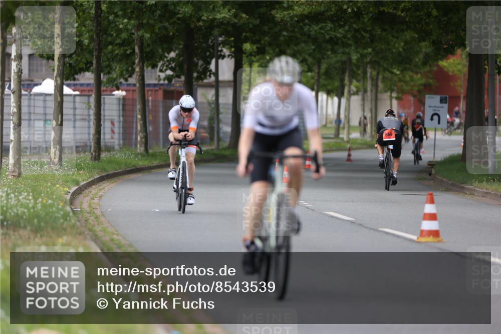 10.08.2025 - GEWOBA Citytriathlon Bremen Yannick Fuchs http://msf.ph/oto/8543539 10.08.2025 12:51:11 Radfahren 551, 681, 719, 768, 776, 894, 924 meine-sportfotos.de