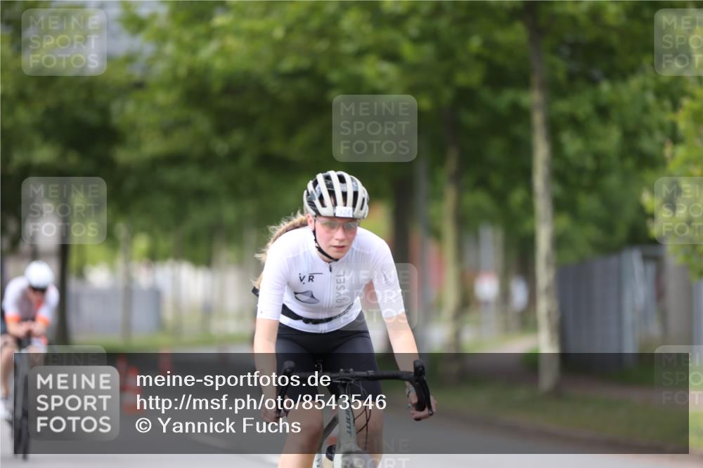 10.08.2025 - GEWOBA Citytriathlon Bremen Yannick Fuchs http://msf.ph/oto/8543546 10.08.2025 12:51:11 Radfahren 551, 681, 719, 768, 776, 894, 924 meine-sportfotos.de