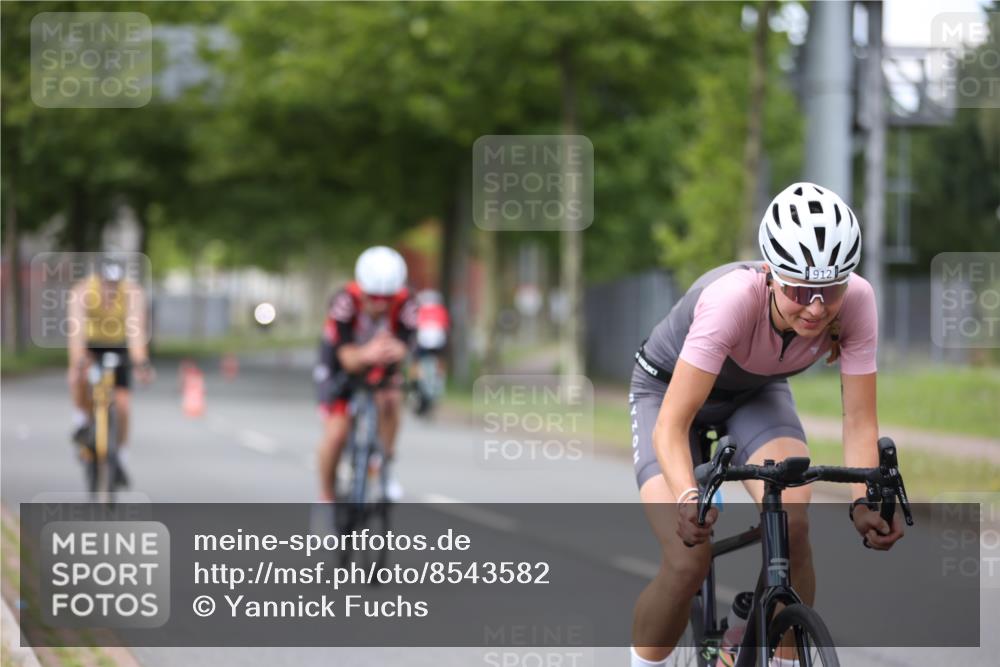 10.08.2025 - GEWOBA Citytriathlon Bremen Yannick Fuchs http://msf.ph/oto/8543582 10.08.2025 12:51:26 Radfahren 556, 667, 719, 822, 912 meine-sportfotos.de