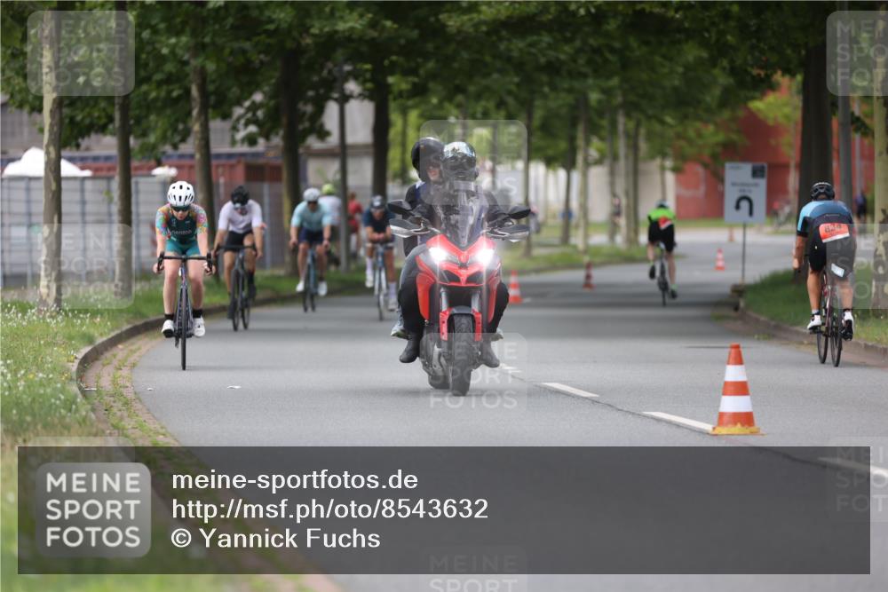 10.08.2025 - GEWOBA Citytriathlon Bremen Yannick Fuchs http://msf.ph/oto/8543632 10.08.2025 12:51:37 Radfahren 556, 575, 667, 680, 822, 855, 912 meine-sportfotos.de