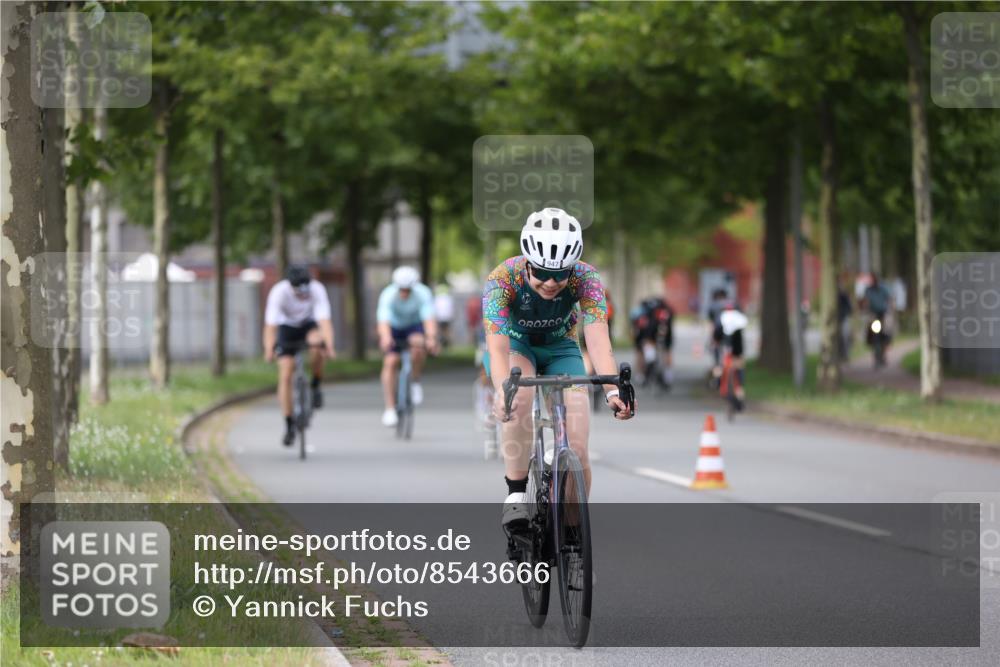 10.08.2025 - GEWOBA Citytriathlon Bremen Yannick Fuchs http://msf.ph/oto/8543666 10.08.2025 12:51:40 Radfahren 556, 575, 680, 822, 855 meine-sportfotos.de